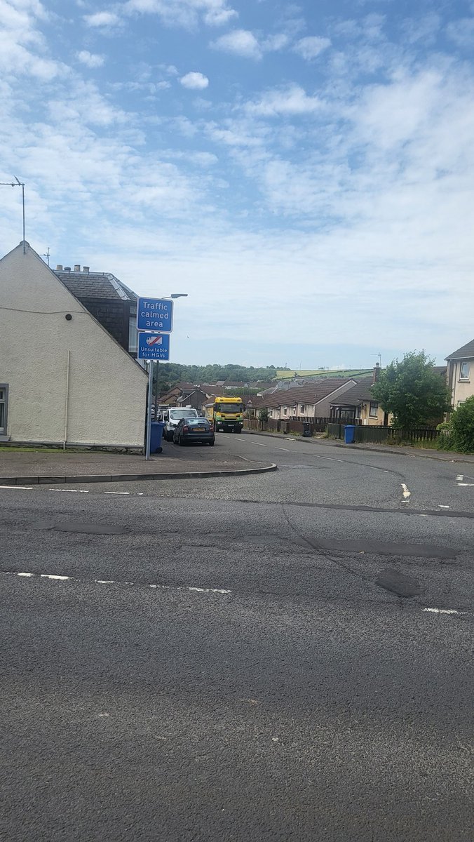 Dronexscape's tweet photo. @North_Ayrshire traffic management in dalry closing down townend st while not working on the road and sending hgvs down vennal st which is unsuitable for hgvs https://t.co/wJKxcduRL1