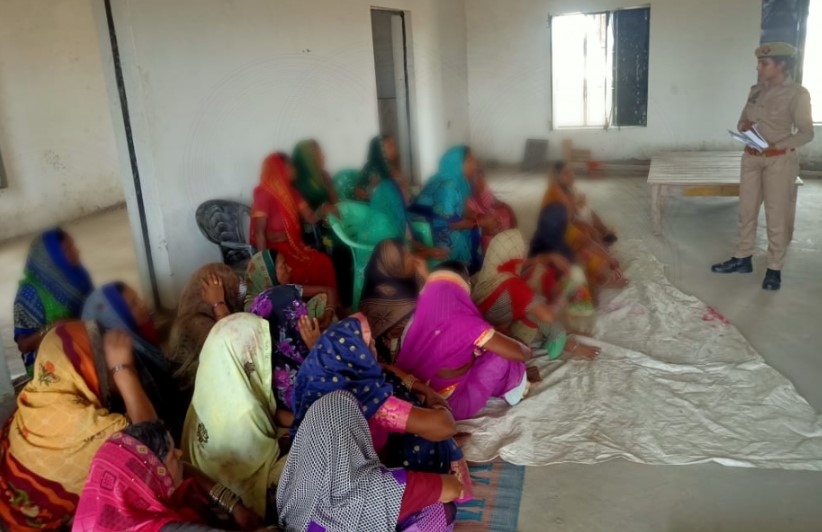 santkabirnagpol's tweet photo. #MissionShakti अभियान के अंर्तगत पुलिस अधीक्षक @santkabirnagpol के निर्देशन में @psdudhara द्वारा विभिन्न स्थानों पर छात्राओं/महिलाओं को @UPGovt द्वारा दिए गए कल्याणकारी योजनाओं,महत्वपूर्ण हेल्पलाइन नंबरों 1090,1076,112 आदि के बारे में जागरूक किया। https://t.co/KDcMIi7JSf