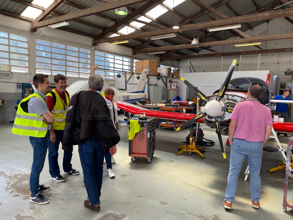 CambraTerrassa's tweet photo. 🔅#GrupsPlató #Innovació Trobada a l’Aeròdrom de Sabadell.
🎯Establir paràmetres de compensació és essencial per a l'èxit. Els #costos #salarials afecten tant els resultats com a la satisfacció de l'equip. Treballem per #fidelitzar el #talent.
+ info👉🏽https://t.co/idlChgL5qx https://t.co/ic1yNlfqJn