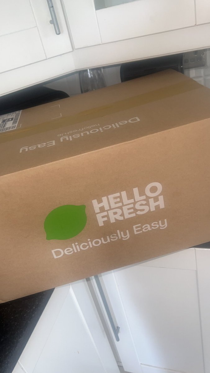 Look what’s just arrived 👀 @MooseTaffy @HelloFresh ima about to be busy in the kitchen 👩🏻‍🍳