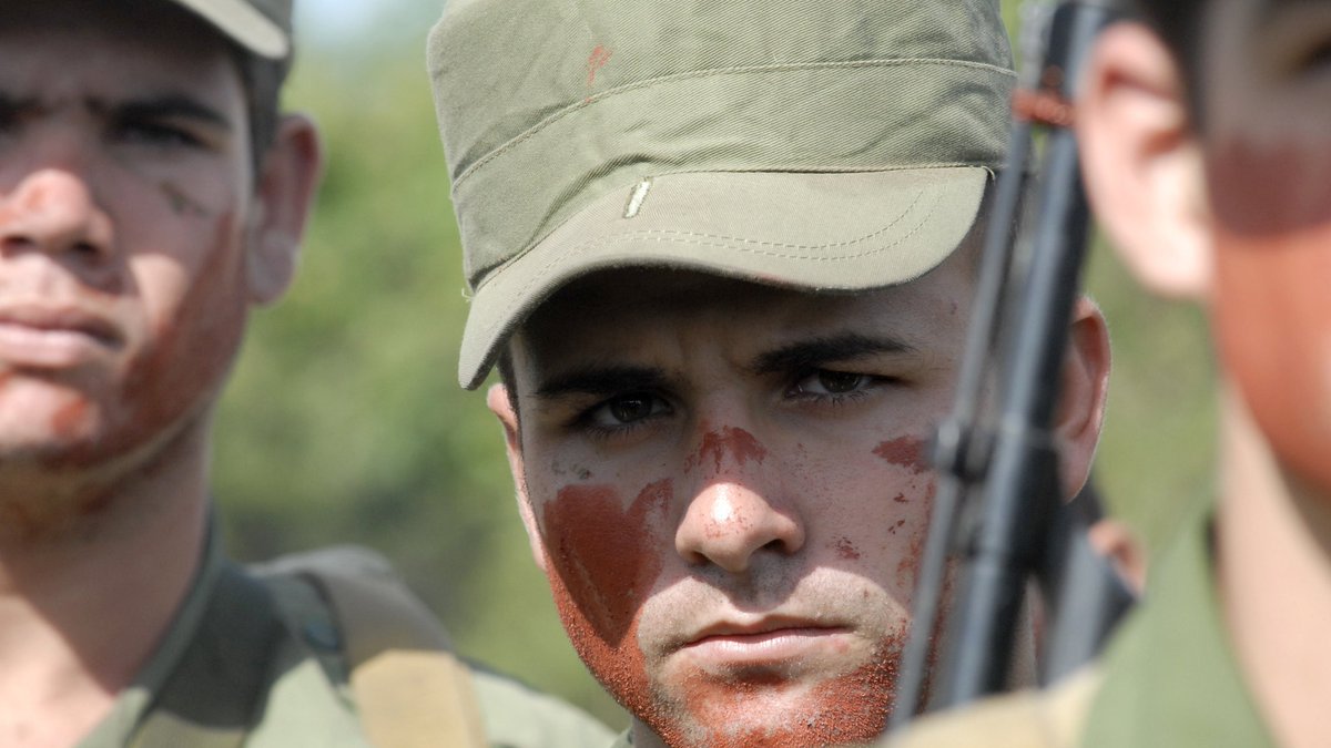 CentralEjercito's tweet photo. En el Servicio Militar Activo (SMA) se valora la importancia de entrenarse militarmente, para fundamentar la concepción estratégica de Guerra de Todo el Pueblo en caso de una agresión imperialista.
🇨🇺| Nuestro deber de defender la patria.
#PuebloUniformado https://t.co/TfKhjVXQjC