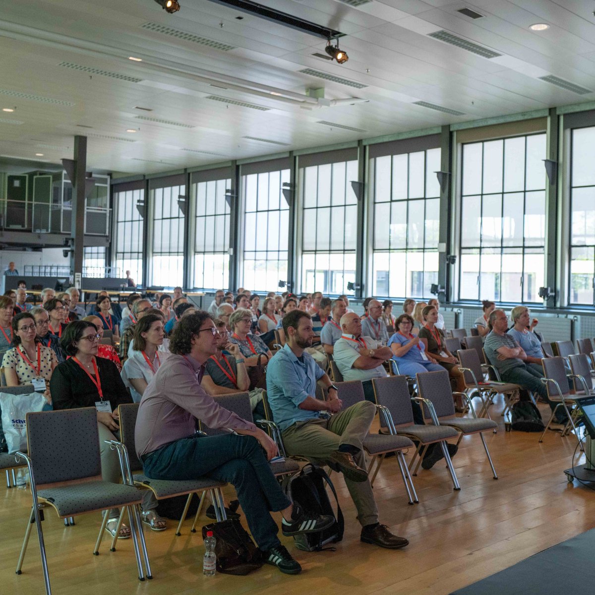 bernerhausarzt's tweet photo. Gut gefüllte Reihen am #PraxisUpdateBern vom 15. Juni in der #Eventfabrikbern. Vernetzung und Austausch, das ist es, was das PraxisUpdate zu DER Plattform für Haus- und Kinderärzt:innen macht. Merke: Nächste Gelegenheit am PraxisUpdate vom 26. Oktober!👇
https://t.co/2L9ekibj3B. https://t.co/WVJSuCeEco