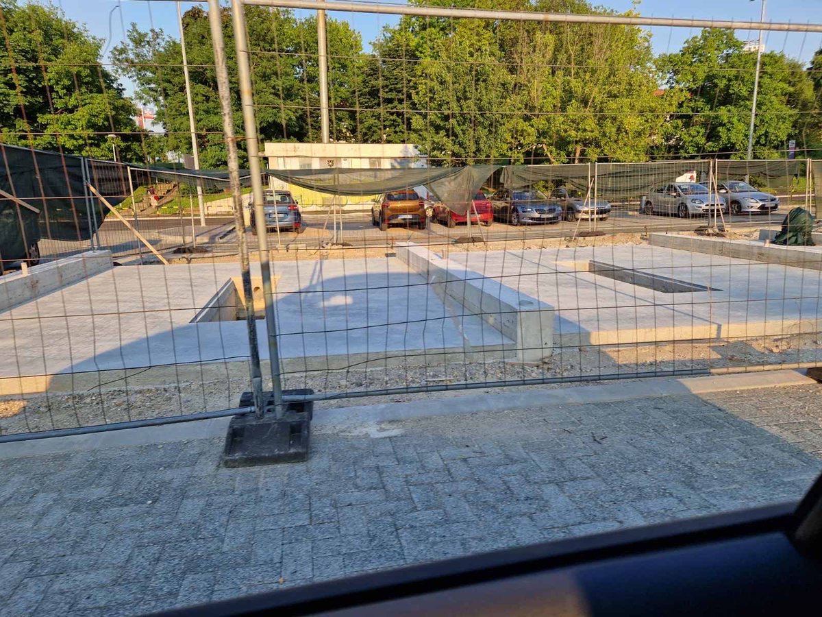 Ma nemoguće da Šapić, potpredsednik SNS i prvi čovek našeg glavnog grada - opet nelegalno gradi?

Upućeni kažu da ovo zida perionicu i servis u sklopu SRC “11. April” NBg - sa nula papira. SVE NELEGALNO! 
A da radove “čuvaju” kom.policajci pored bazena gde mu je vaterpolo klub?!