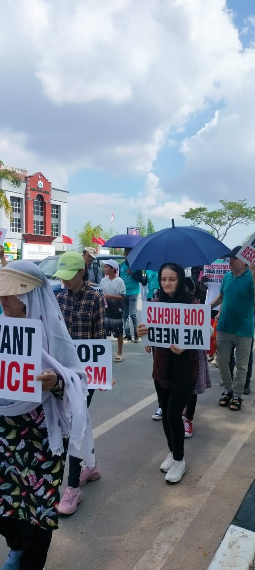 NatiqiAli's tweet photo. Again on this day we refugees in batam city Indonesia raised our poor voice in front of mayor's office. 
#WorldRefugeeDay 
#iom
#UNHCR https://t.co/XX7caNEuM8