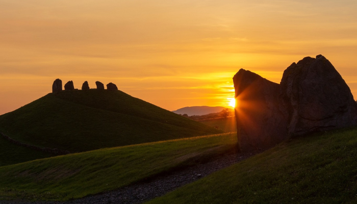 Ahead of the summer solstice, meet those gathering at Scotland’s Stonehenge @CMVerse for the solstice, including Stephen Peake and Graham Harvey from the OU in this piece in the @Sunday_Post 👇 ow.ly/nSW150OSsgb 📷Mark Bolam