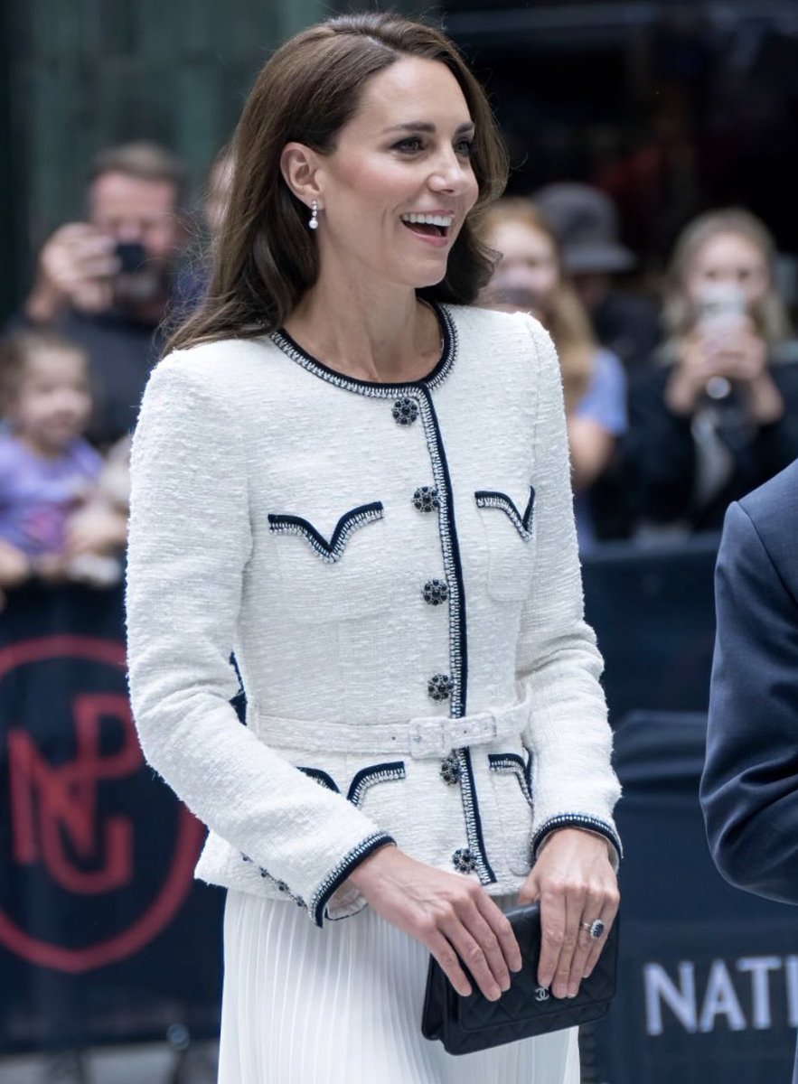 The Princess of details!

Catherine is sporting a Chanel clutch- one of the new NPL gallery exhibitions is supported by the CHANEL Culture Fund👏