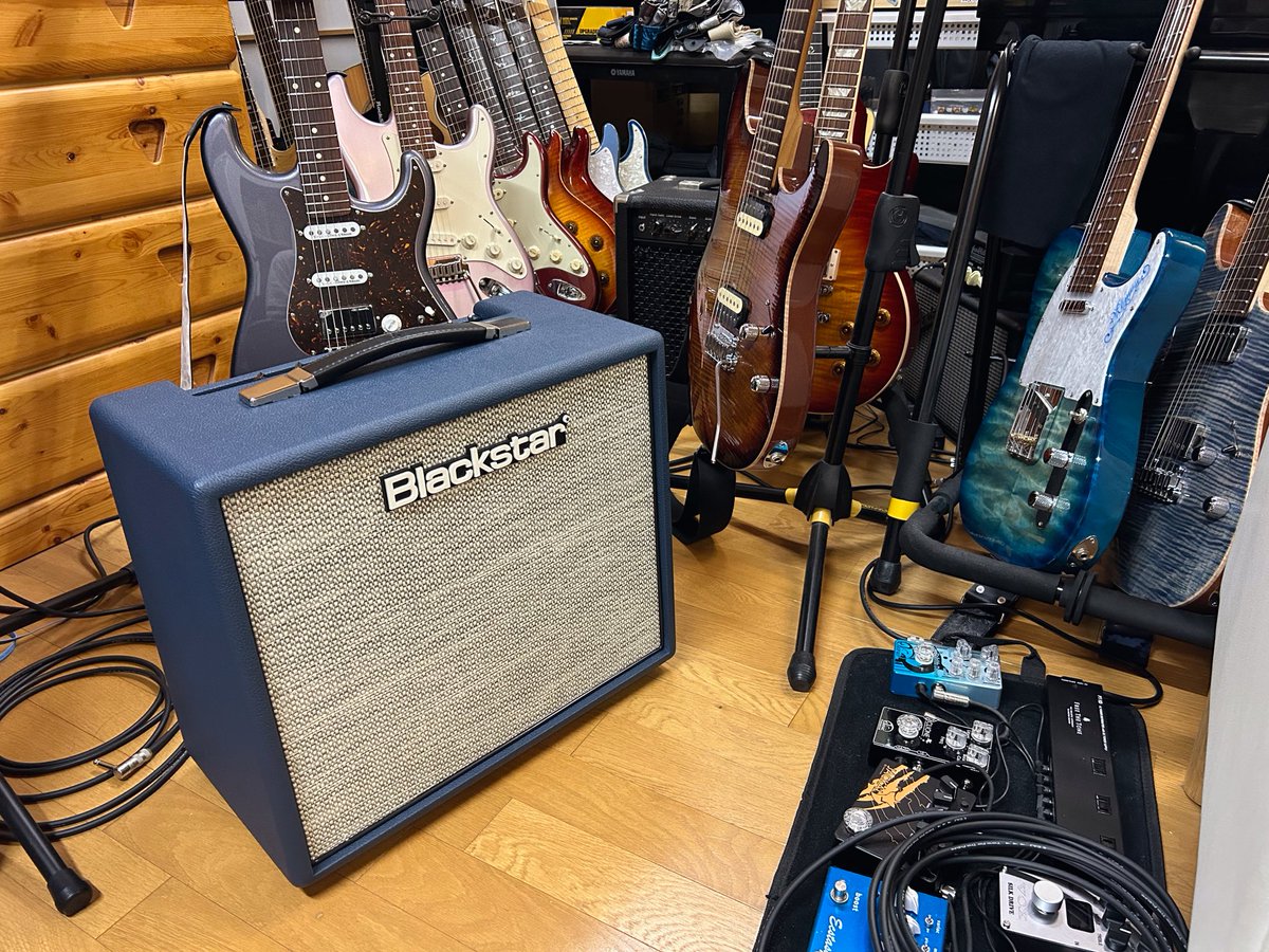 my new gear…
Blackstar STUDIO10 EL34

限定色のROYAL BLUEカラーが素敵。音もめちゃくちゃ良い感じです。