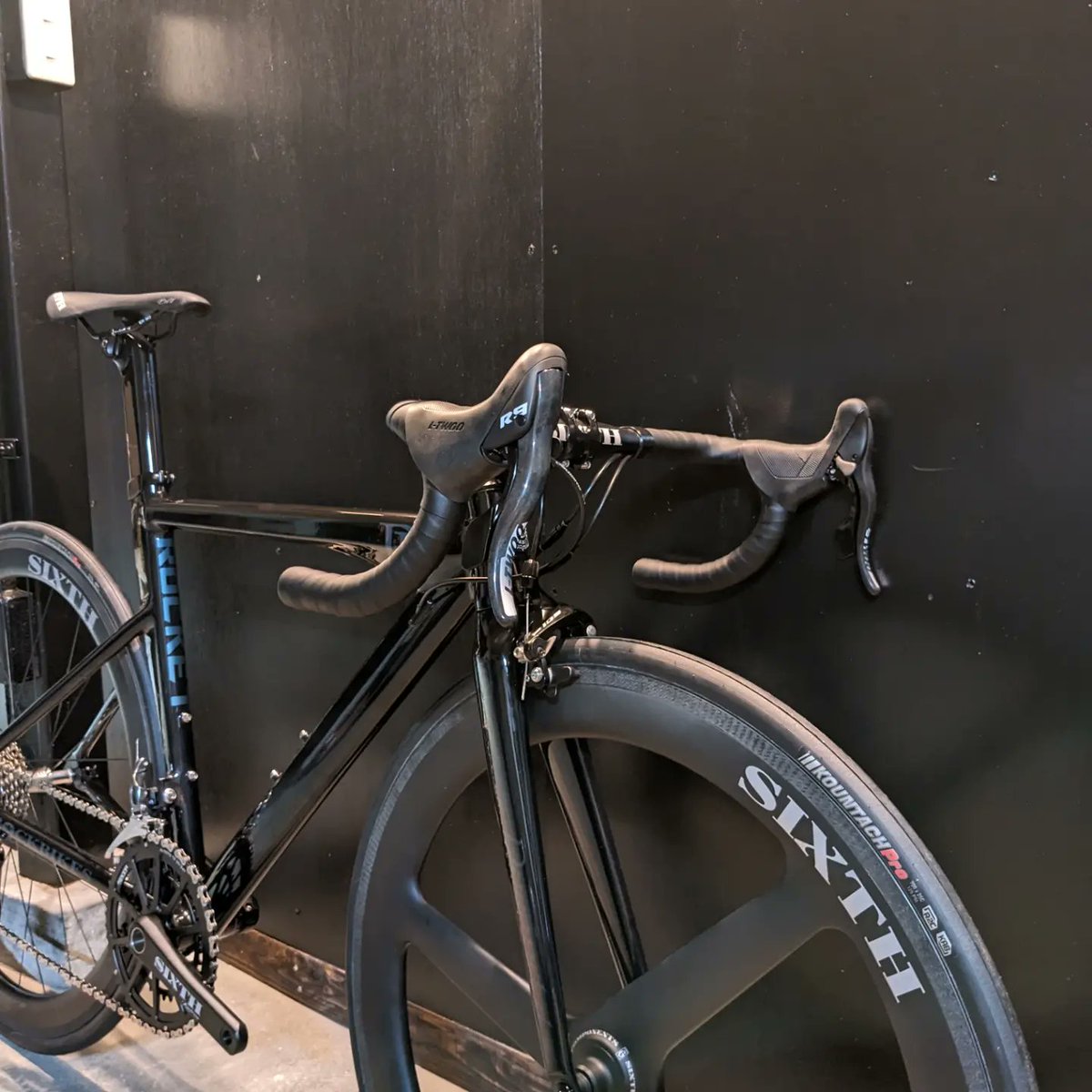 ROCKBIKES_home's tweet image. 久しぶりのRocket。部品が揃ったので取り敢えずの限定1台。フロントに新型Xenonの3バトン、リアはリムをワイドリムに入れ替えたZephyrus。ドライブトレインにはL-TWOOのR9 2x11s。やっぱりROCKBIKESはROCKETですね。

#ROCKBIKES #rockbikesrocket #aeroframe #エアロロード