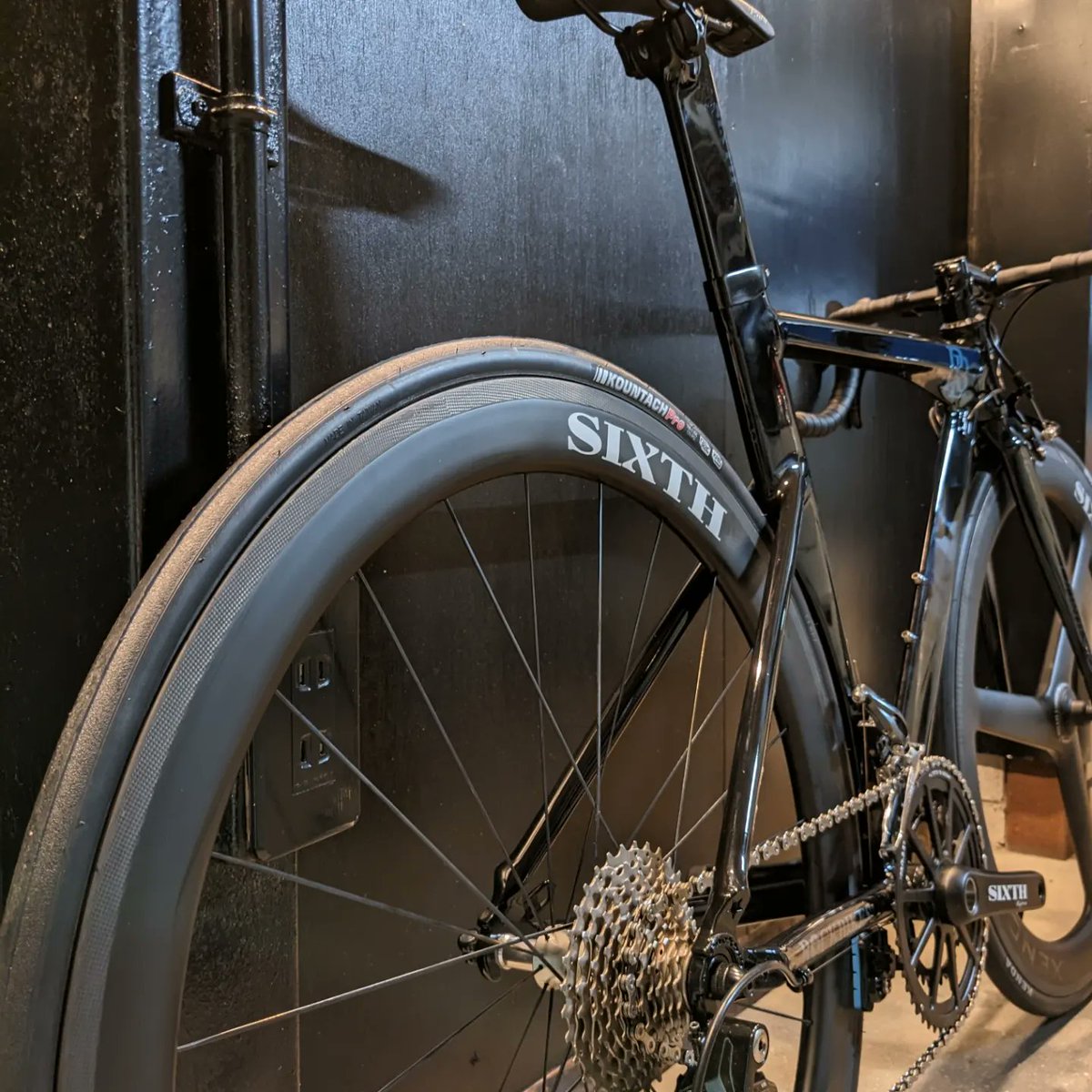 ROCKBIKES_home's tweet image. 久しぶりのRocket。部品が揃ったので取り敢えずの限定1台。フロントに新型Xenonの3バトン、リアはリムをワイドリムに入れ替えたZephyrus。ドライブトレインにはL-TWOOのR9 2x11s。やっぱりROCKBIKESはROCKETですね。

#ROCKBIKES #rockbikesrocket #aeroframe #エアロロード