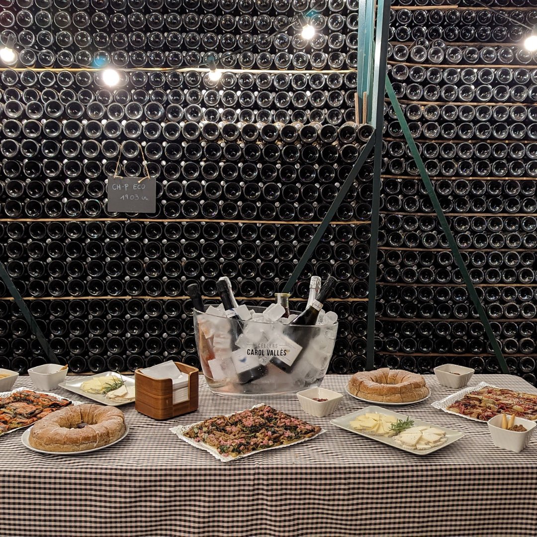 CellersCarol's tweet photo. Us desitgem una molt bona revetlla! ✨Esperem que les vostres taules estiguin preparades i les copes plenes d'un bon cava!
#CellersCarol #carolvalles #catalunya #vi #cava #winelover #cavalover #santjoan #santjoan23 https://t.co/yxYwUAaZz5