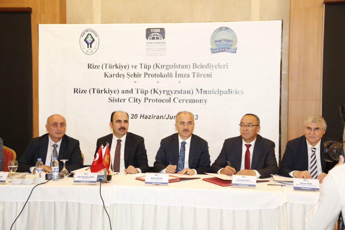 Türk Dünyası Belediyeler Birliği (TDBB) Koordinasyonunda, İki Ülke Cumhurbaşkanlarının Memleketleri olan Rize (Türkiye) ve Tüp (Kırgızistan) Belediyeleri Kardeş Şehir Protokolü İmza Töreni Rize’de Yapıldı.