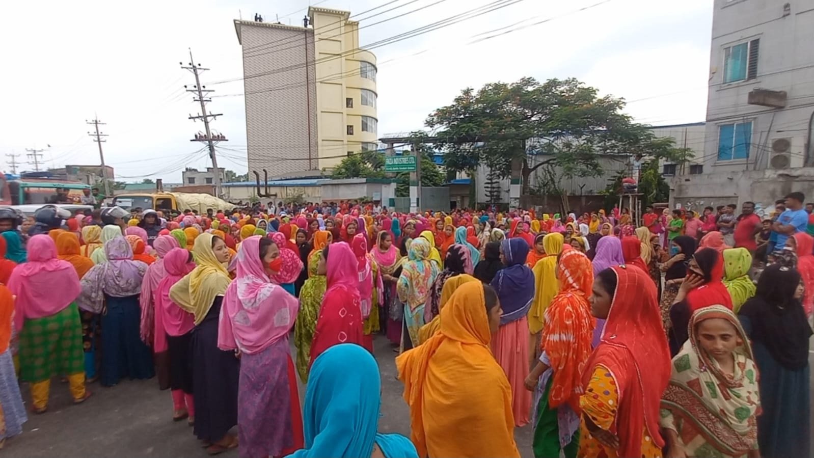 বেতন বোনাসের দাবীতে ঢাকা-টাঙ্গাইল মহাসড়ক অবরোধ পুলিশের সাথে সংঘর্ষ আহত-১০