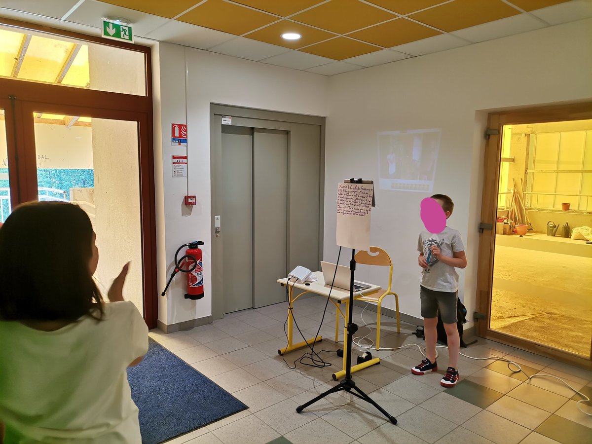 Utilisation du fond vert avec les Cm1 de l'école de Rioz. Projet frise historique interactive. #erun #histoire