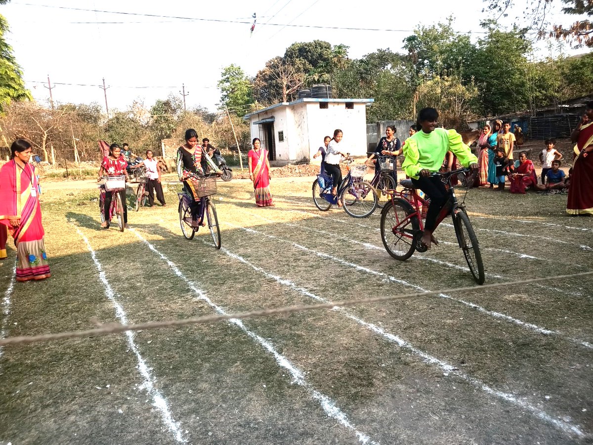 Cheers, laughter, and sportsmanship! Kids in #Sundargarh District take part in exhilarating ADVIKA sports sessions, building teamwork and a love for physical activity. 🏃🏻‍♀️🏃🏻️ #ADVIKASports #KidsOnTheMove @MinistryWCD @DMSundargarh @Shubha_Sarma @rural_agency @UNICEFIndia
