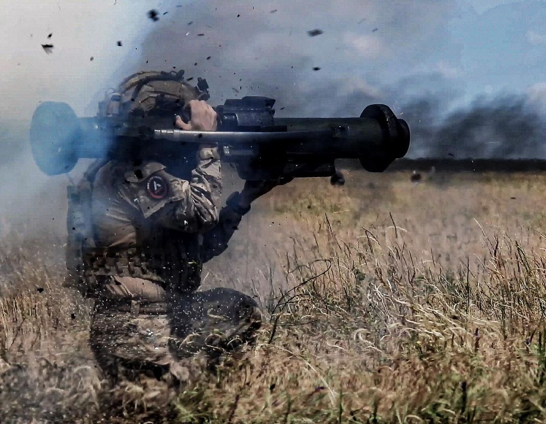 historicfirearm's tweet photo. A member of #Ukraine's Red Line Team firing a Finish Apilas anti-armour weapon. I believe this is only the second photo I've seen of Apilas in Ukraine.

#SALW #UkraineRussiaWar #ATWeapons https://t.co/ILyGPwuGX0