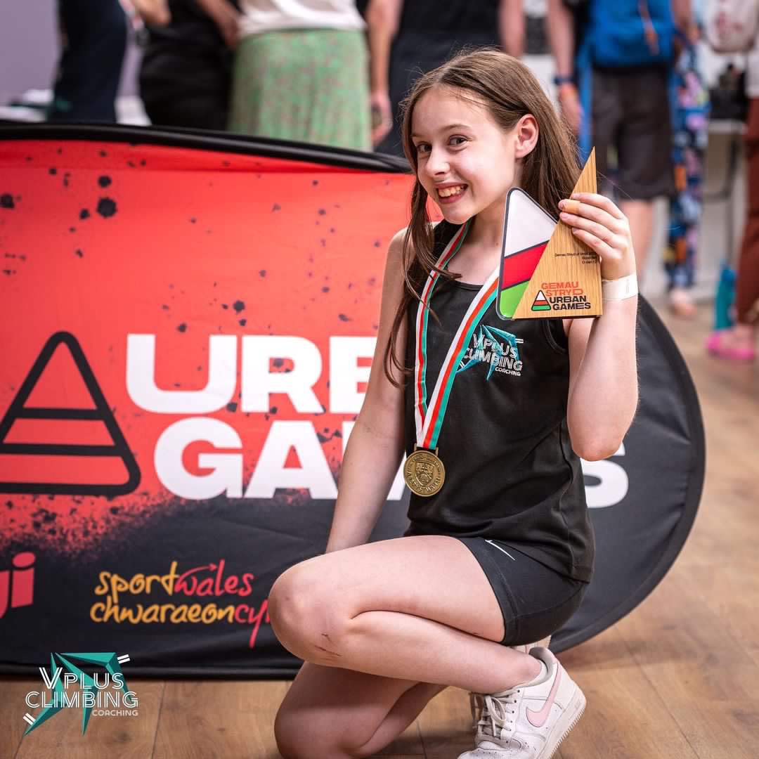 HelenBev's tweet photo. Llongyfarchiadau Emily @yggllwyncelyn ar fuddugoliaeth yn bowldro gemau stryd 2023. Ac i E a M o @YsgolPencae a @CreigiauABC https://t.co/qV0nXBbLDr