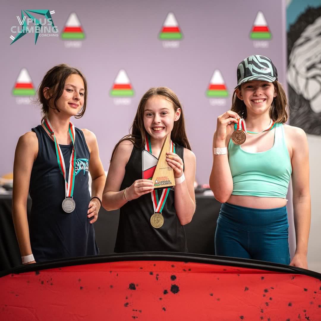 HelenBev's tweet photo. Llongyfarchiadau Emily @yggllwyncelyn ar fuddugoliaeth yn bowldro gemau stryd 2023. Ac i E a M o @YsgolPencae a @CreigiauABC https://t.co/qV0nXBbLDr