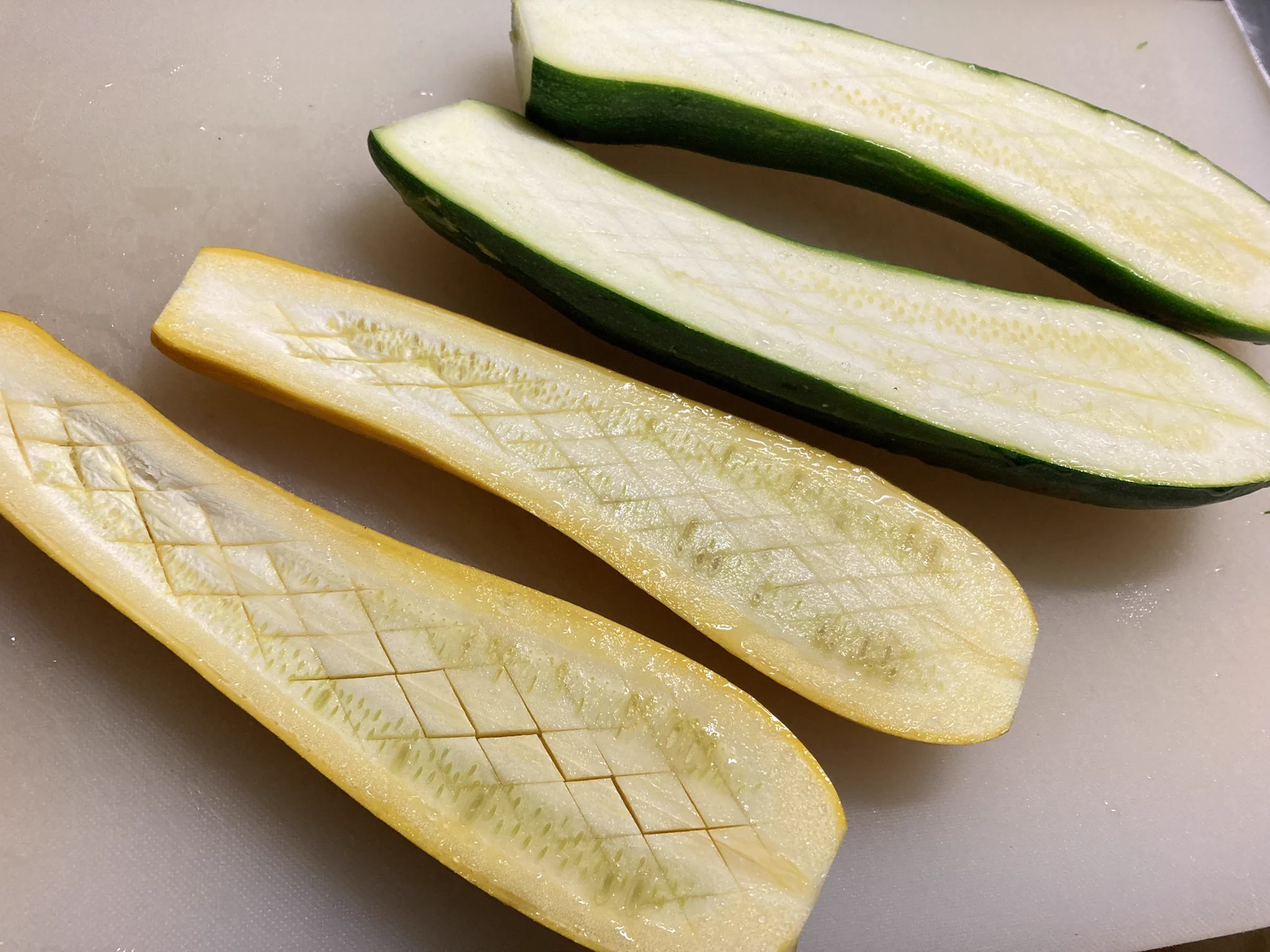 外は香ばしくて、中はとろっと食感になって美味しい？！「ズッキーニ」のとある食べ方が話題に！