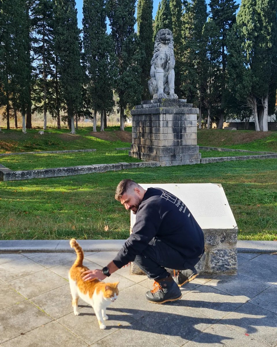 Μνημείο που στήθηκε προς τιμήν των Θηβαίων ιερολοχιτών που έπεσαν στη Μάχη της Χαιρώνειας το 338 π.Χ ___ #greece #welovegreece_ #travel #cats #totalblack #life #live #hope #crete #livadeia #voiotia