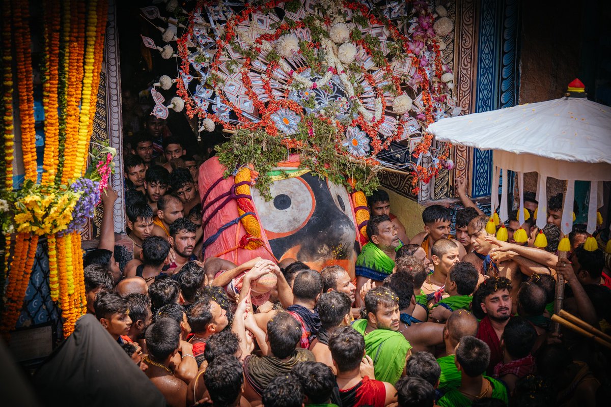 OdiaSpiritual's tweet photo. ମହାପ୍ରଭୁ ଶ୍ରୀ ଜଗନ୍ନାଥଙ୍କର ନନ୍ଦିଘୋଷ ରଥକୁ ପହଣ୍ଡି ବିଜେ ଅପୂର୍ବ ଦୃଶ୍ୟ ⭕❗⭕🙏
'Pahandi Bije' of 'Mahaprabhu Shree Jagannatha' to 'Nandighosha Ratha'.
#RathaYatra #Spiritualknowledgeodia 
#RathaYatra2023 #JaiJagannatha #ShreeMandira #SanskrutiOdia
#RathaYatra2023  #Pahandi https://t.co/Wb87xoz5yB