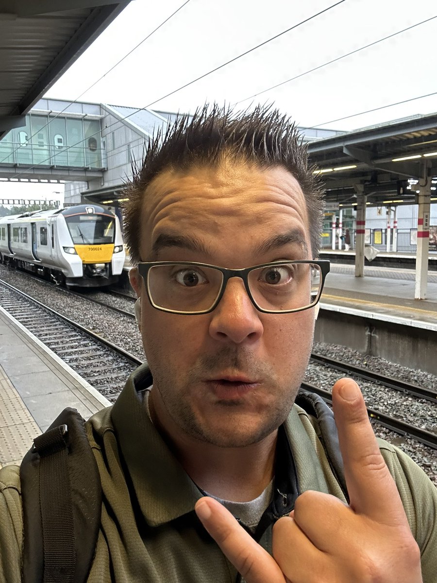 #trainselfie Rainy morning is not going to dampen what’s going to be an awesome next few days reppin @graylog2 at this years #InfosecEurope come check us out at Q14 and learn why we do #SIEM right! See ya soon @dontmesswithJMo