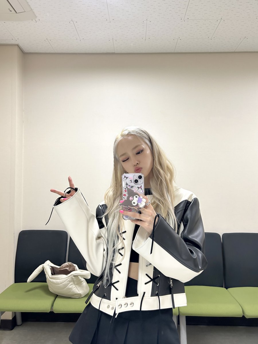 superbellcom's tweet photo. 끝나지 않은 업다운 배틀❗드디어 공개되는 #예은 이의 무대🎤가 궁금하다면👀
잠시 후 10PM(KST)⏰ Mnet #퀸덤퍼즐 에서 글로벌 생중계📡로 함께 해요🫶

▶ https://t.co/qWL0iyBssG

#장예은 #YEEUN #JANGYEEUN
#퀸예은의_퀸덤퍼즐 #OurQueenYEEUN
#슈퍼벨컴퍼니 #superbellcompany #superbell #SBC https://t.co/BNvBxw76QF
