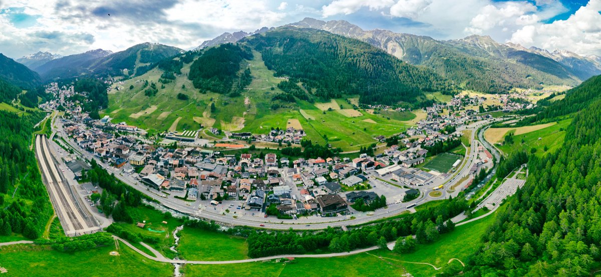 50 shades of summer in St. Anton am Arlberg. How many for this green dream? Rate below! 🌳😍 #stantonamarlberg
👉 stantonamarlberg.com
📷 Christian Suggi Schranz
#arlberg #mountainview #alpinevillage #panoramaview #inTirol #austria