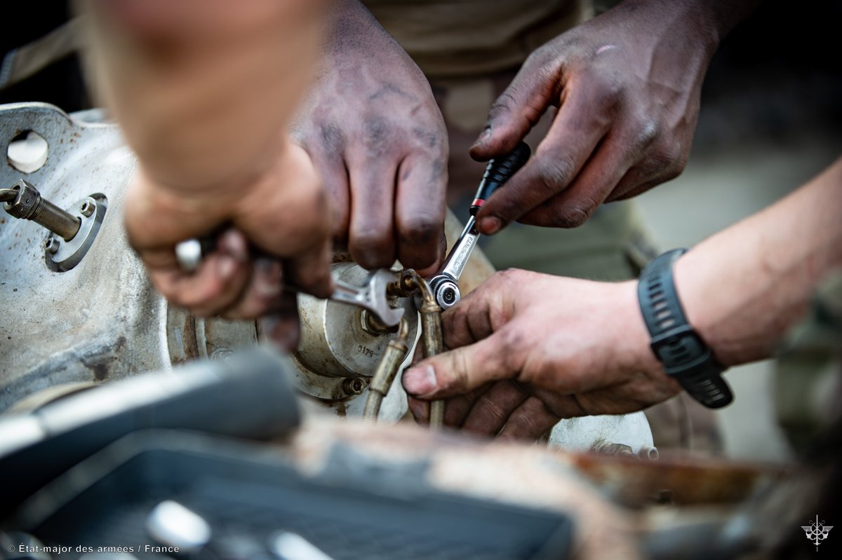 #MardiConseil To guarantee the efficiency of our armored vehicles, mechanics remove the engine and check every parts. Those controls maintain in operational conditions fighting vehicles. These operations are essential between two engagements.
#CapaciTerre