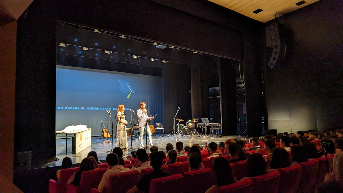 Ahir vam acomiadar a una promoció irrepetible, la que va iniciar al centre #LaPrimera. Infants de 3 anys que, 13 cursos més després (13!), marxen del centre per seguir aprenent. Una part del centre marxa amb vosaltres, i una altra es queda aquí per sempre, :). #AprendreImporta