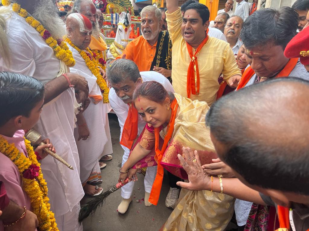 આજે પાલનપુર નગરમાં રામજી મંદિર ખાતેથી ભગવાન જગન્નાથની રથયાત્રાની પહિંદ વિધિ કરી ધન્યતા અનુભવી.....
#palanpur #bjpindia #bjp4india