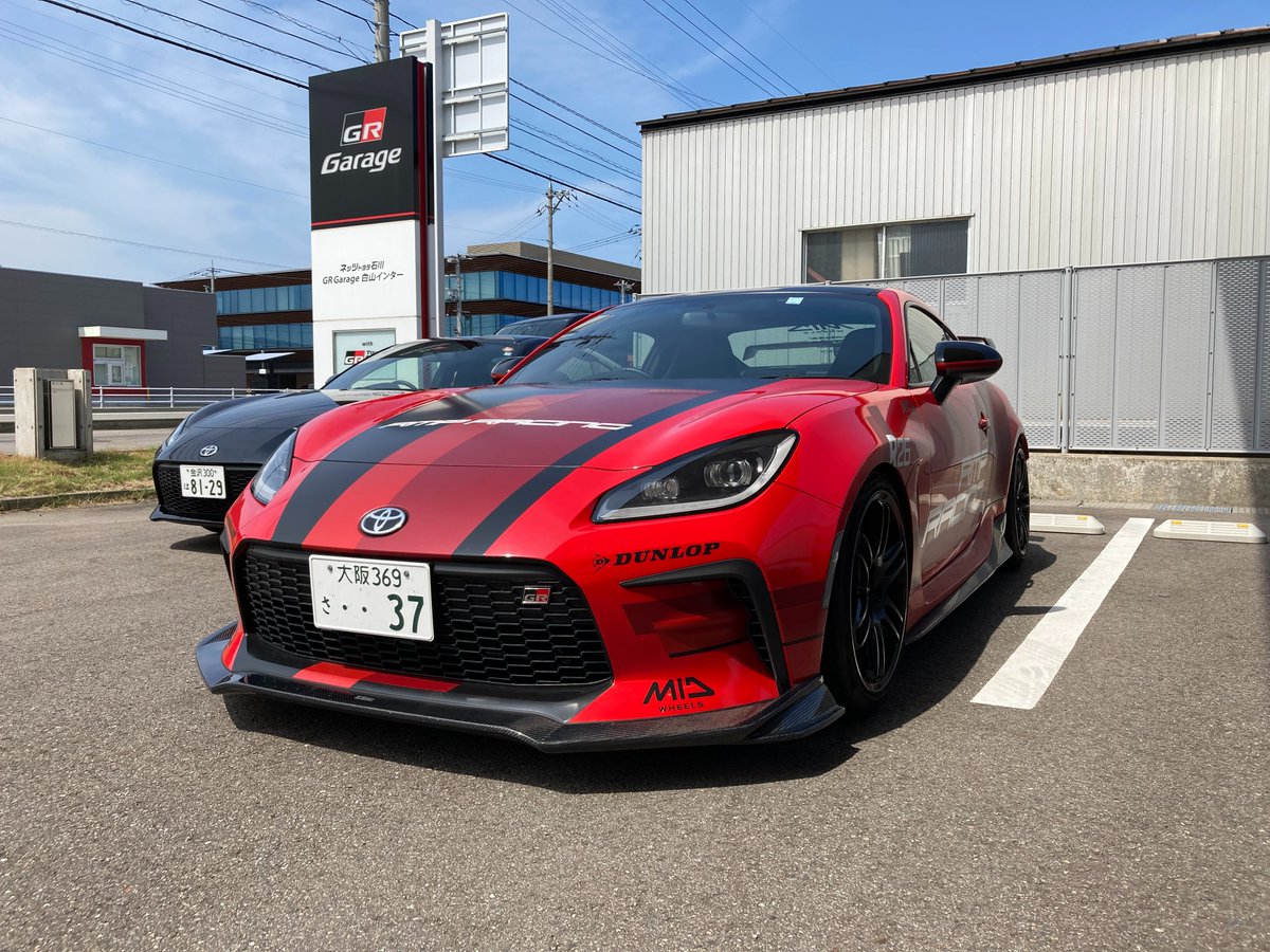 grg_hakusan's tweet photo. こんにちは😀
本日マルカサービス様にＧＲ８６のデモカーに乗ってご来店頂きました！
ＲＭＰレーシングのＲ２６ホイールが左右色違いで装着😁ＶＡＲＩＳのエアロもカッコいいですね♪
#RMPRACING
#Varisu 
#GR86 https://t.co/SqGeJyMQJ4