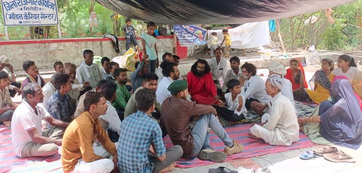 Tribal_voice1's tweet photo. #कार्तिक_भील_हत्याकांड मामले में  सिरोही जिला मुख्यालय पर पिछले 7 महीनों से धरना जारी है 19जून को प्रदेश के विभिन्न #आदिवासी /#दलित समुदाय के  सामाजिक संगठनों का सामूहिक जिला मुख्यालय पर आने का आह्वान था लेकिन #BiparjoyA मानसून की वजह से स्थगित किया गया।लेकिन कल स्थानीय समाज 1/2. https://t.co/7jgWJciu2f