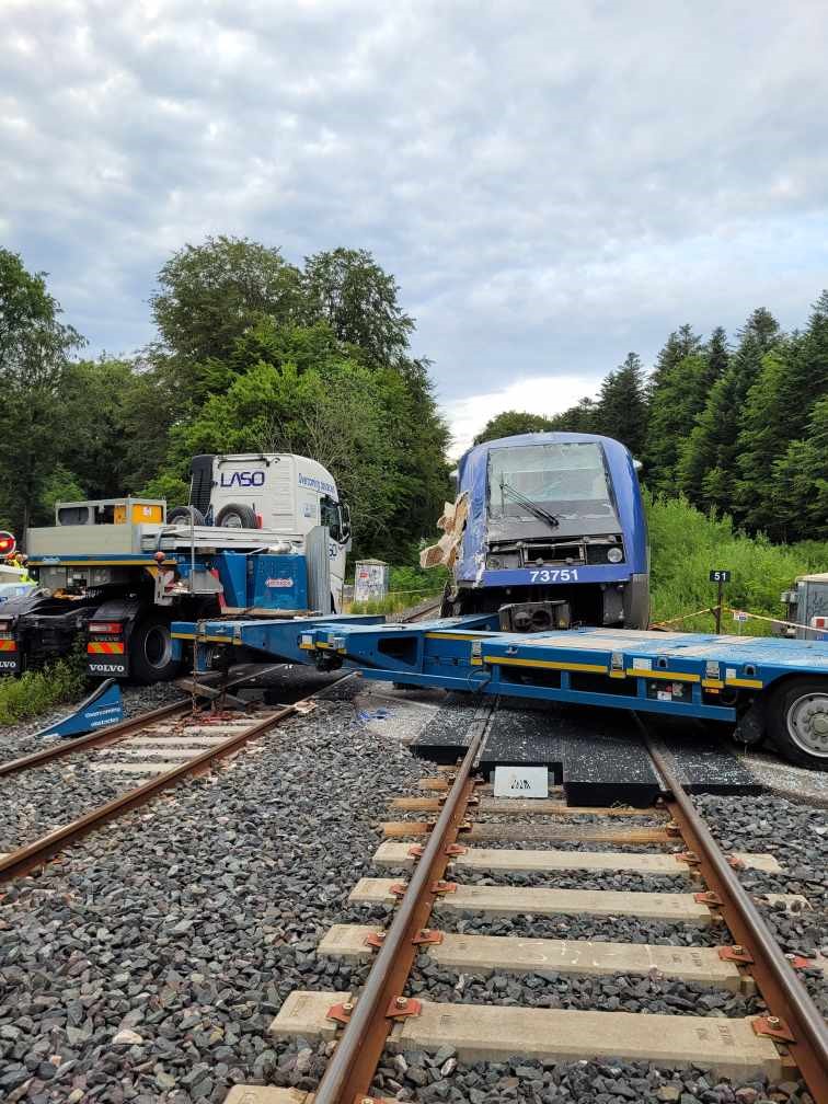 J’exprime mon soutien aux voyageurs du train accidenté hier suite au heurt d’un convoi exceptionnel au passage à niveau entre Epinal &amp; Belfort.Merci à tous les agents mobilisés auprès de nos clients.Les équipes <a href="/SNCF/">❌</a> mettent tout en œuvre pour rétablir la circulation aujourd’hui.