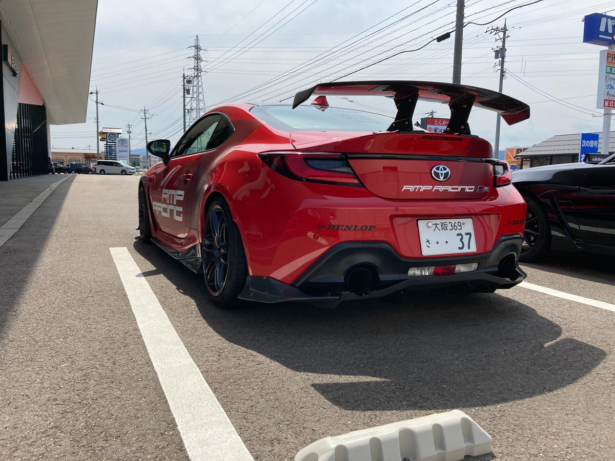grg_hakusan's tweet photo. こんにちは😀
本日マルカサービス様にＧＲ８６のデモカーに乗ってご来店頂きました！
ＲＭＰレーシングのＲ２６ホイールが左右色違いで装着😁ＶＡＲＩＳのエアロもカッコいいですね♪
#RMPRACING
#Varisu 
#GR86 https://t.co/SqGeJyMQJ4