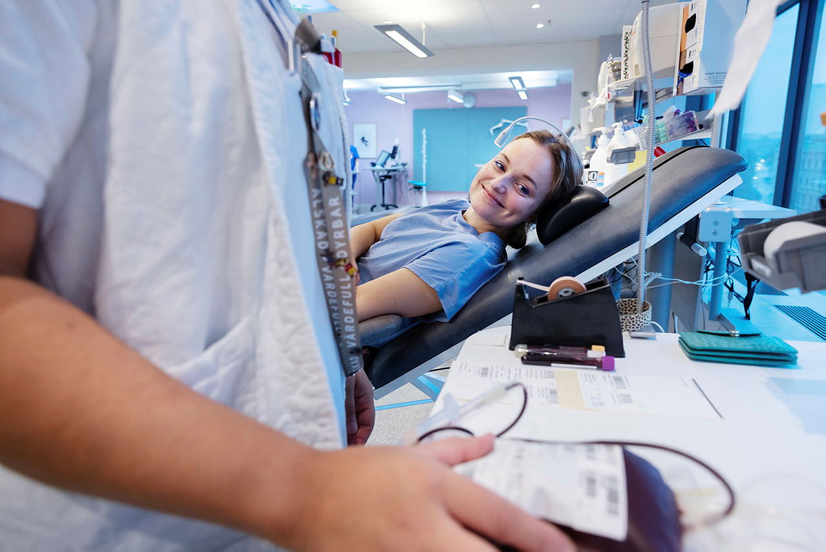 Just nu är det låga blodlager på många håll och blodgivares hjälp behövs i Västra Götaland. Denna vecka är blodmobilen på Sahlgrenska sjukhuset onsdag kl 8-15 och torsdag kl 10-17. Boka tid för ditt besök, hitta din närmaste blodcentral och öppettider på GeBlod.nu