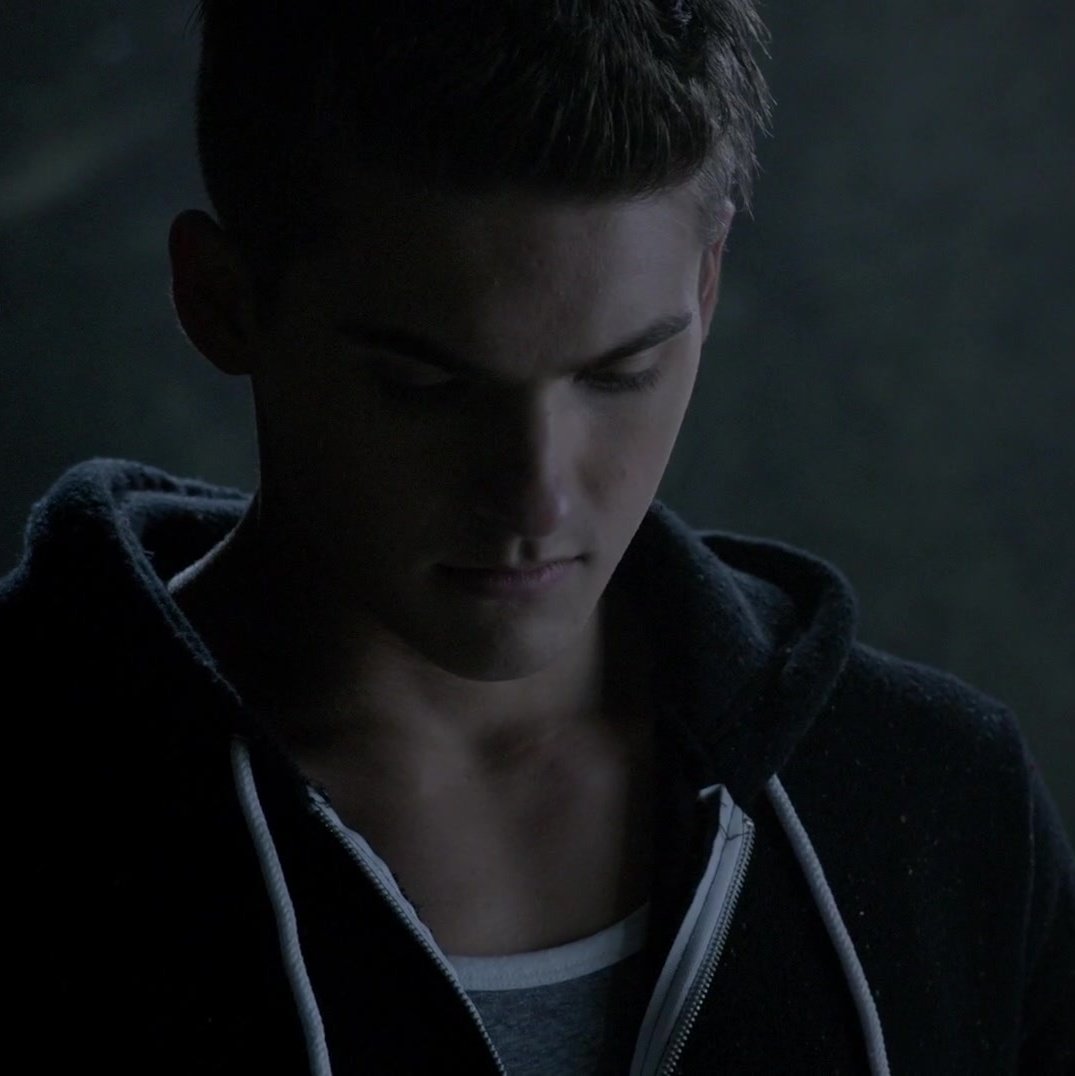 thiampics's tweet photo. lost in the darkness               the light https://t.co/xBMlajsL2h