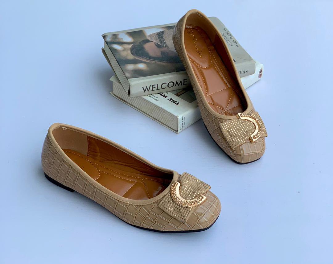 Croc leathered flat 🥰🔥

Perfect for all outfits
📍37-43
🏷7500

Akure||Nationwide 🚚 
Please help retweet to your TL 🙏🏻 @AjokeOnifaari @larmmy @Jomilojju @Saamu_Eleja @FutaBro