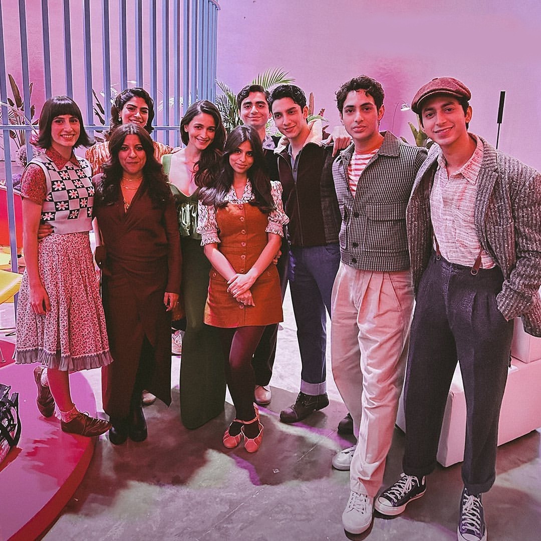 #AliaBhatt poses with #ZoyaAkhtar #SuhanaKhan, #KhushiKapoor and team #Archies in a viral new pictures