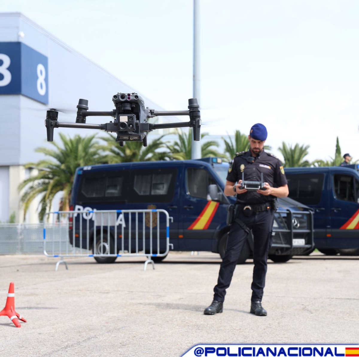 policia's tweet photo. Nosotros ya nos hemos puesto en marcha 🚔

Comenzamos a #protegerte desde el #aire 👮‍♀️👮

#FelizLunes
#EstamosPorTi https://t.co/hPdt7BLOAf