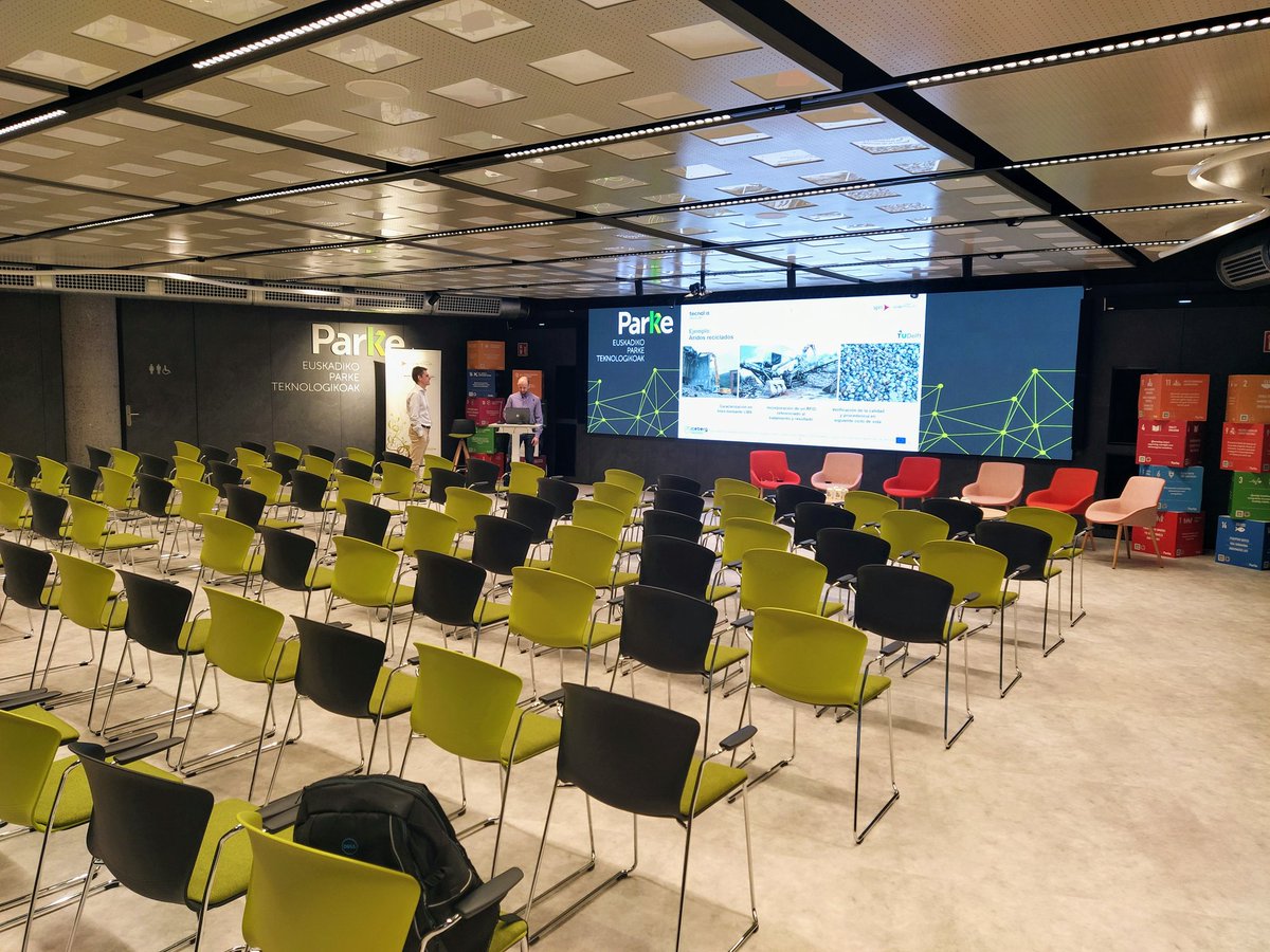 byzantinefault's tweet photo. Últimos preparativos antes de que entren los asistentes. Con mis compañeros @David79xy Ekain Cagigal @Gabriel__Aznar @josebalaka de @tecnalia en el @ParkeEuskadi https://t.co/nWPf8IKWqS