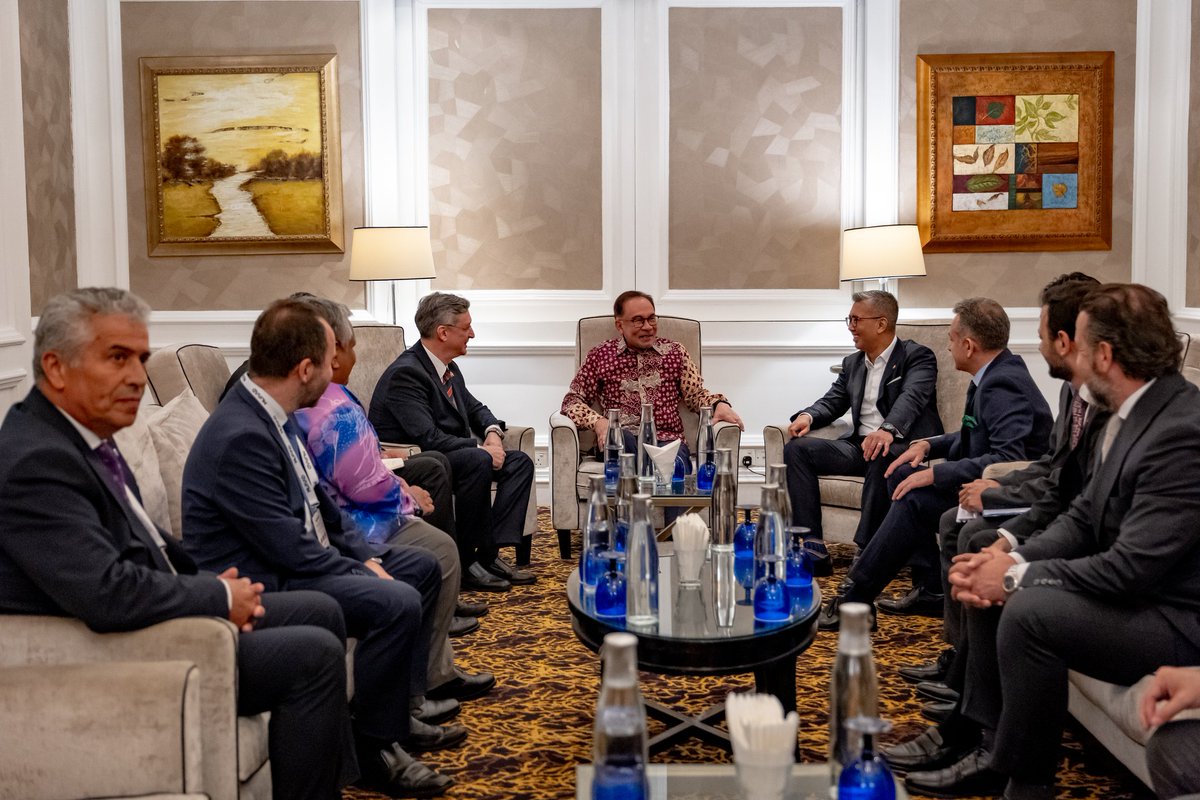 Malam tadi hadiri Majlis Makan Malam dan Dialog anjuran Independent Industrialists and Businessmen’s Association (MUSIAD) sempena misi perdagangan yang terdiri daripada 41 buah syarikat daripada Republik Türkiye. 

#MalaysiaMADANI