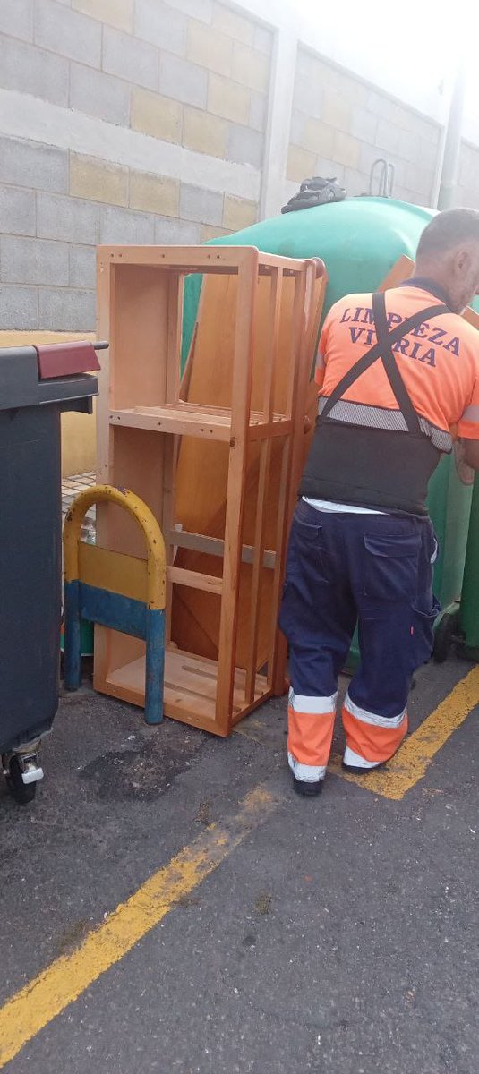 LimpiezaLPGC's tweet photo. Vertidos de #trastos en #LaIsleta ☹️
Todos estos residuos se admiten en los #PuntosLimpios (hay uno en el mismo barrio, #ElSebadal), solo tienes que llevarlos
¿Qué no tienes transporte?… llámanos y lo vamos a buscar, tardamos un poco más, pero es gratis y no degradas el barrio https://t.co/mUsKPw7oO1