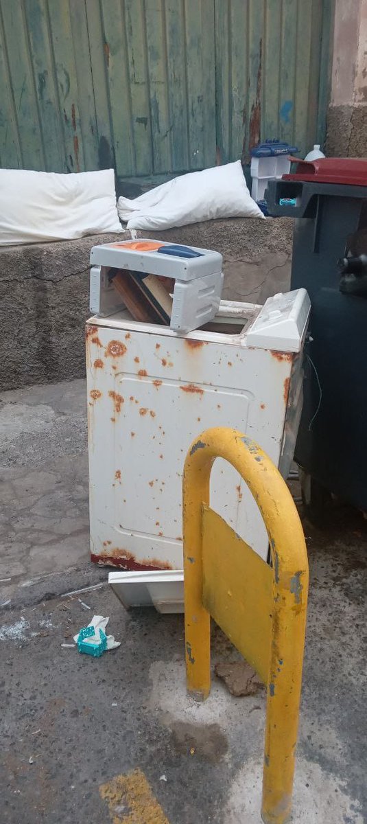 LimpiezaLPGC's tweet photo. Vertidos de #trastos en #LaIsleta ☹️
Todos estos residuos se admiten en los #PuntosLimpios (hay uno en el mismo barrio, #ElSebadal), solo tienes que llevarlos
¿Qué no tienes transporte?… llámanos y lo vamos a buscar, tardamos un poco más, pero es gratis y no degradas el barrio https://t.co/mUsKPw7oO1