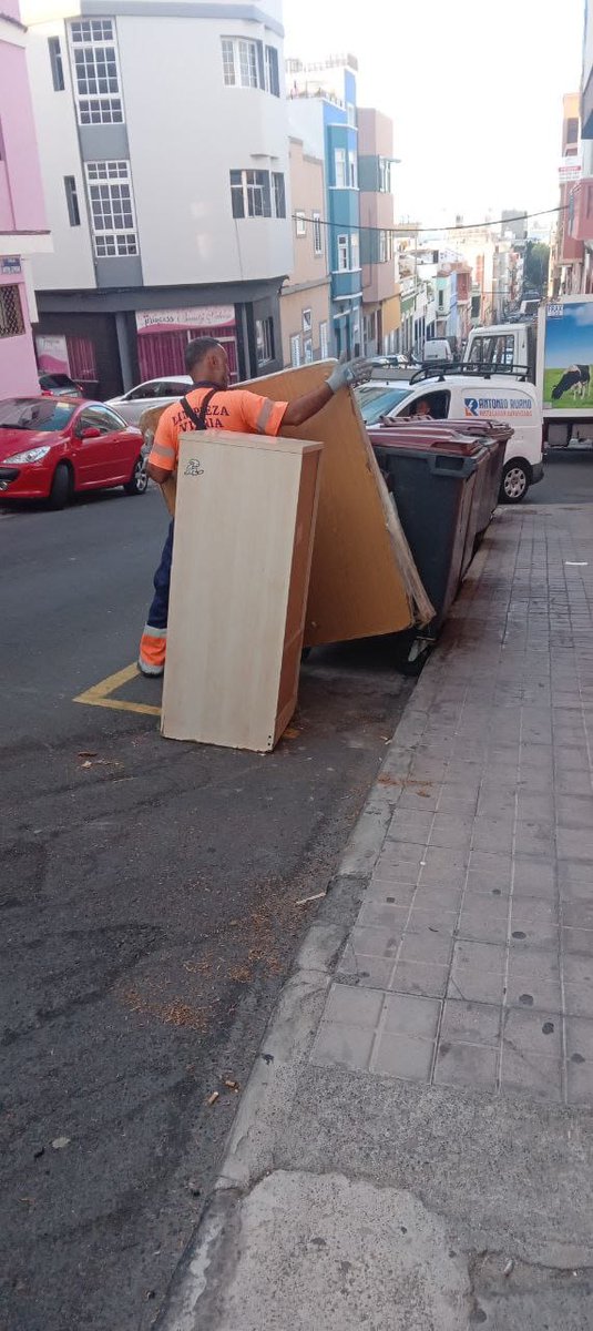 LimpiezaLPGC's tweet photo. Vertidos de #trastos en #LaIsleta ☹️
Todos estos residuos se admiten en los #PuntosLimpios (hay uno en el mismo barrio, #ElSebadal), solo tienes que llevarlos
¿Qué no tienes transporte?… llámanos y lo vamos a buscar, tardamos un poco más, pero es gratis y no degradas el barrio https://t.co/mUsKPw7oO1