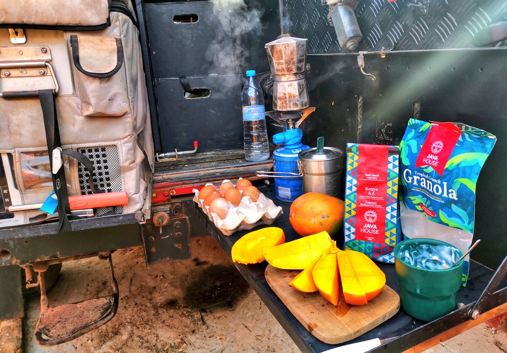 AlphaLandRover's tweet image. Good morning, it's 7am here and time for breakfast.
Sandy campsite, a slow welcome to the desert... 🏜️.
📍Guess where we are?
#OverlandingAfrica
#JavaLove @javahouseafrica