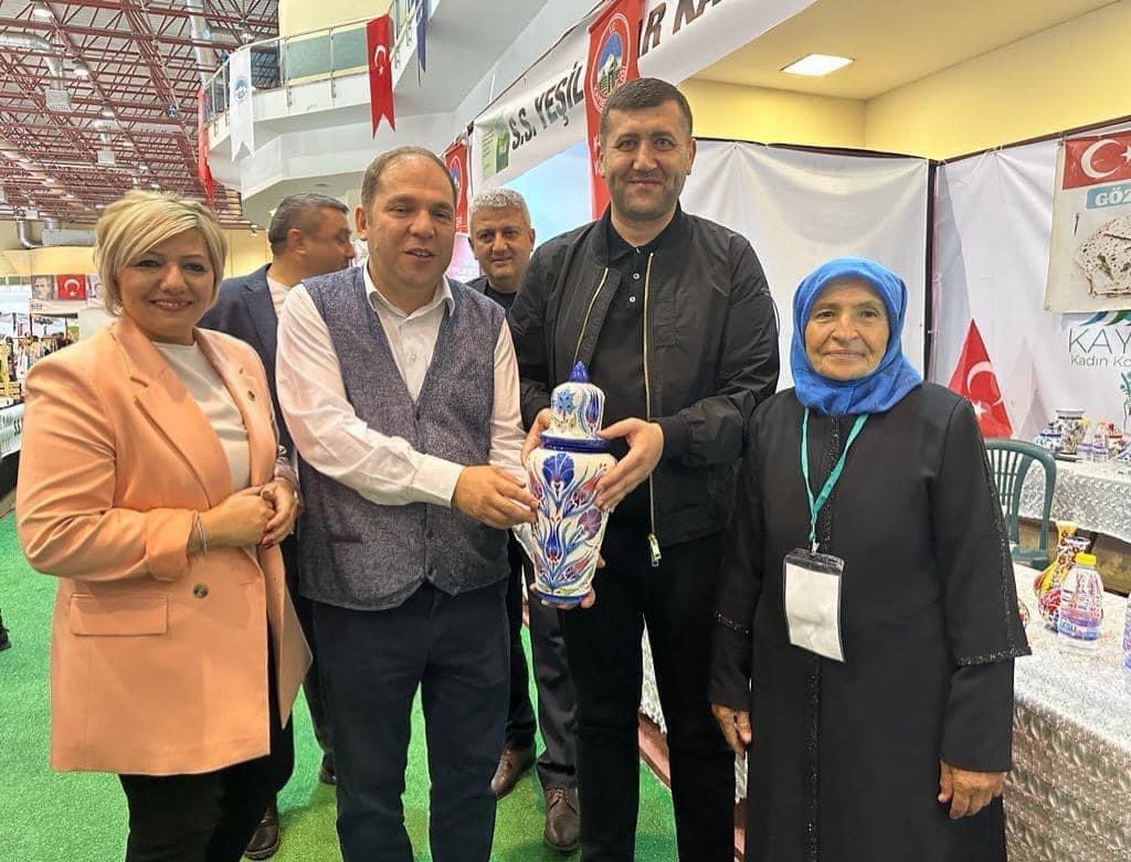serapsulekalinn's tweet photo. Sayın valimize ben de “Haklılar” diyorum, Yeşilhisar’lı Zeliha teyzemize ve tüm kadınlarımıza ses veriyorum. 

“Kadınlarımızın başaramayacağı şey yok”

Kadın Kooperatifleri Fuarı 25 Haziran’a kadar Kayseri Dünya Ticaret Merkezi’nde ✨

@gokmen_cicek_ @kayserikakoop 
@bakiersoymhp https://t.co/NvZjRuBuGj