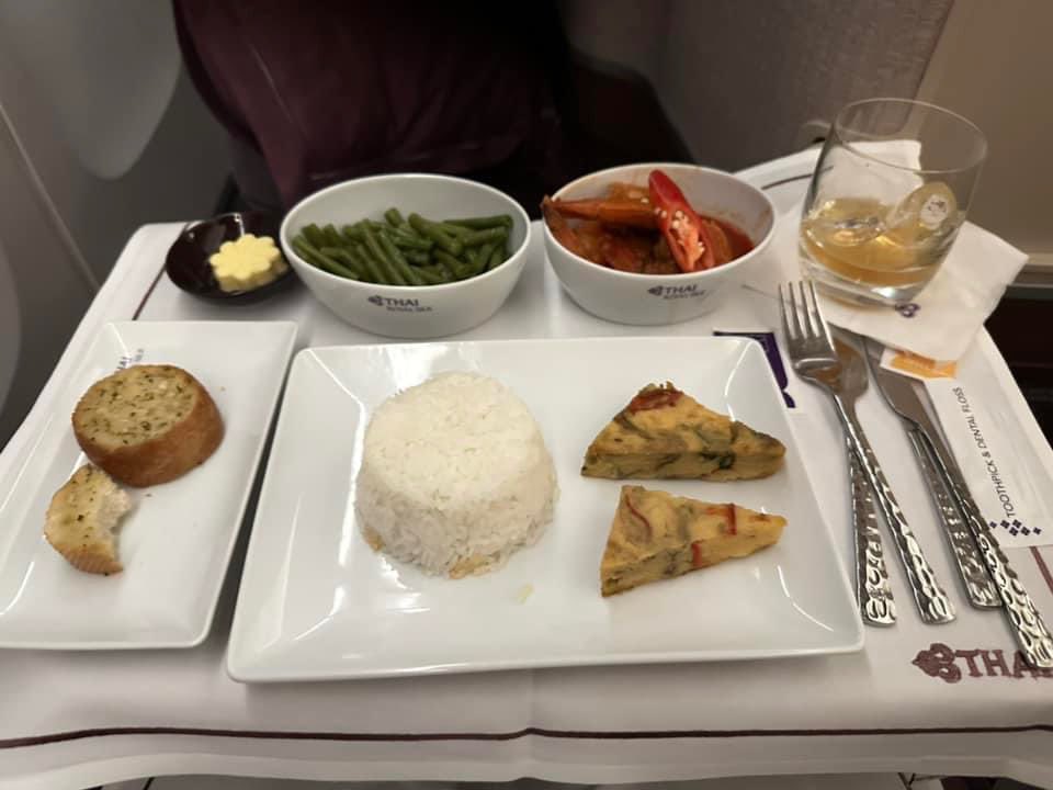 TonsTweetings's tweet photo. อาหารไทยบนเครื่องบิน ให้เดาว่าจานไหนเสิร์ฟบนชั้นธุรกิจการบินไทย อันไหนชั้นธุรกิจสายการบิน KLM ของเนเธอร์แลนด์ https://t.co/mN2cpv4LFj