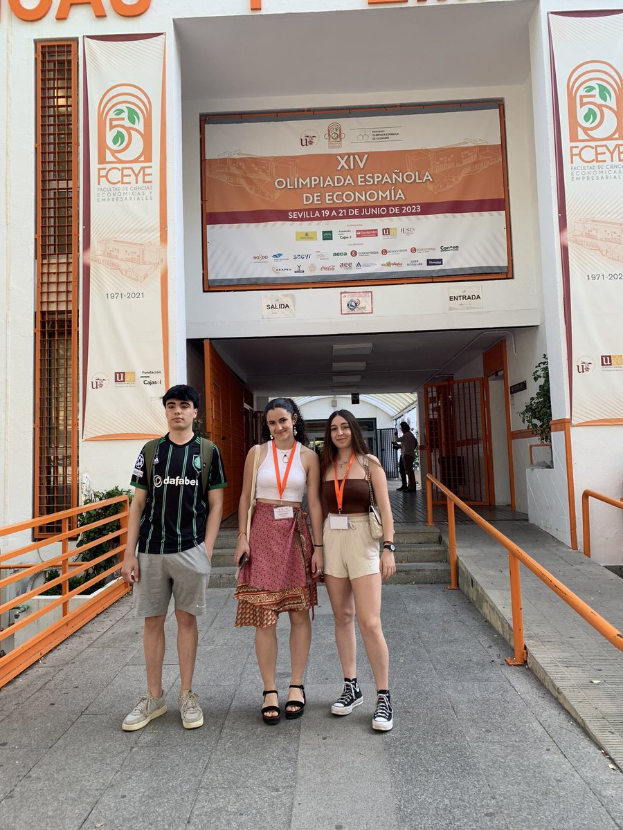 jesasp's tweet photo. Preparad@s para entrar al examen de la @OlimpiadaEconom Raúl @ies_condesaeylo Jimena @IESRamonyCajalV y Sandra @IesArca @economicas_uva 
Mucha suerte 🍀 https://t.co/tMqlepdrgl