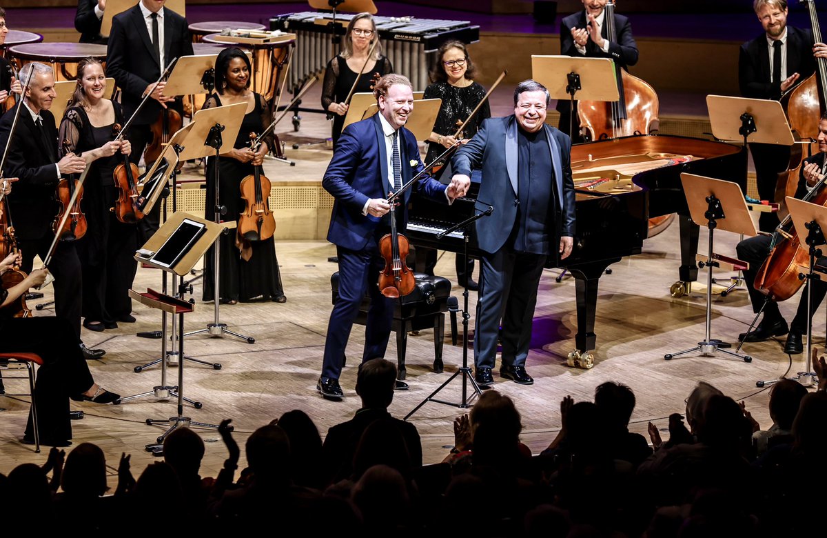 HopeViolin's tweet photo. Last Sunday night’s performance with New Century Chamber Orchestra and @AlexeyBotvinov at the glorious Philharmonie Essen.
Tonight, Tuesday 20th: Schleswig-Holstein Musik Festival! Moin.
#danielhope #newcentury #NCCO #hope #essen #philharmonieessen #Hope50 #shmf #moin
Photos © Sven Lorenz | Essen