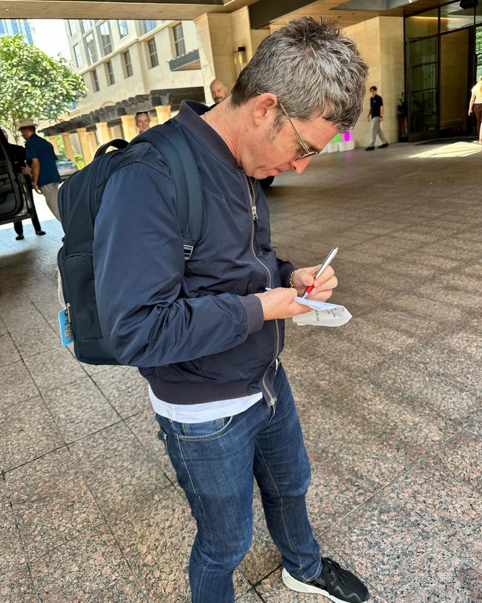 Oasis Mania on Twitter "Phenomenal luck! Walked by the Four Seasons at